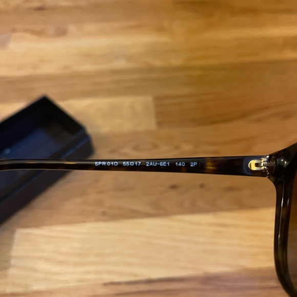Prada
PR 01OS CONCEPTUAL
FRAME Tortoise
LENSES
Brown
Polarized - Picture 5 of 5
